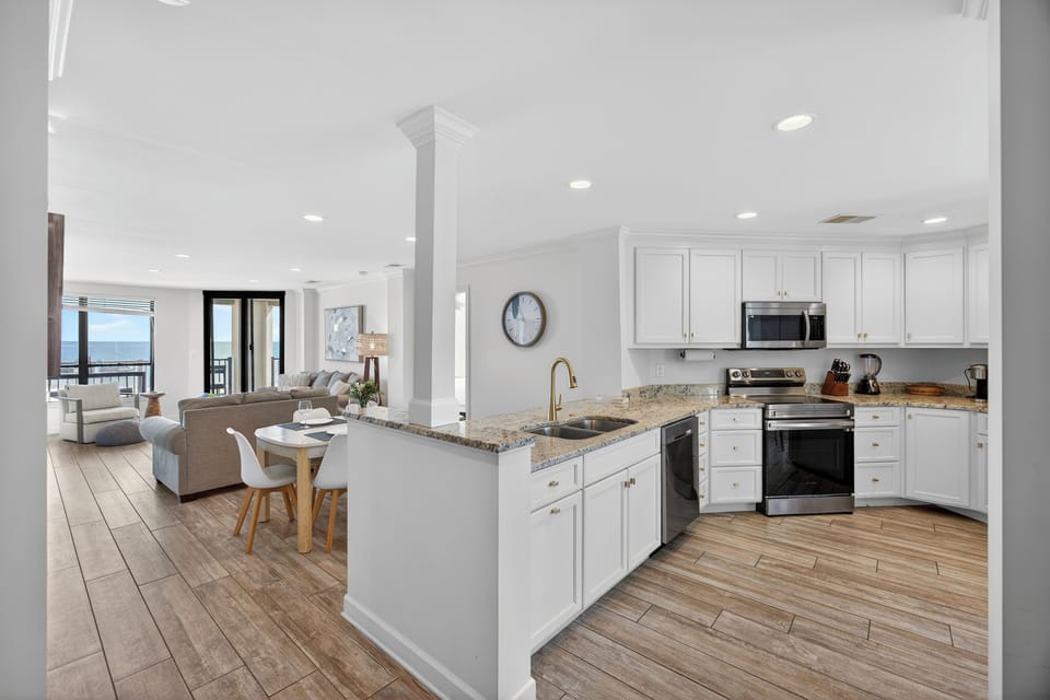 Fully equipped kitchen with eat-in kitchen table