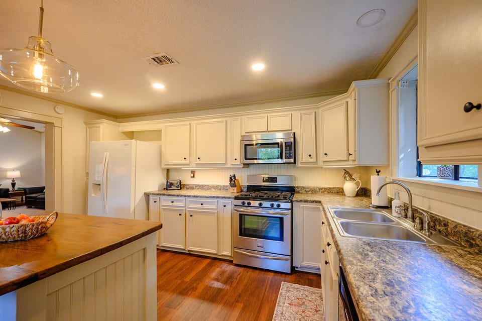 Full Farmhouse Kitchen