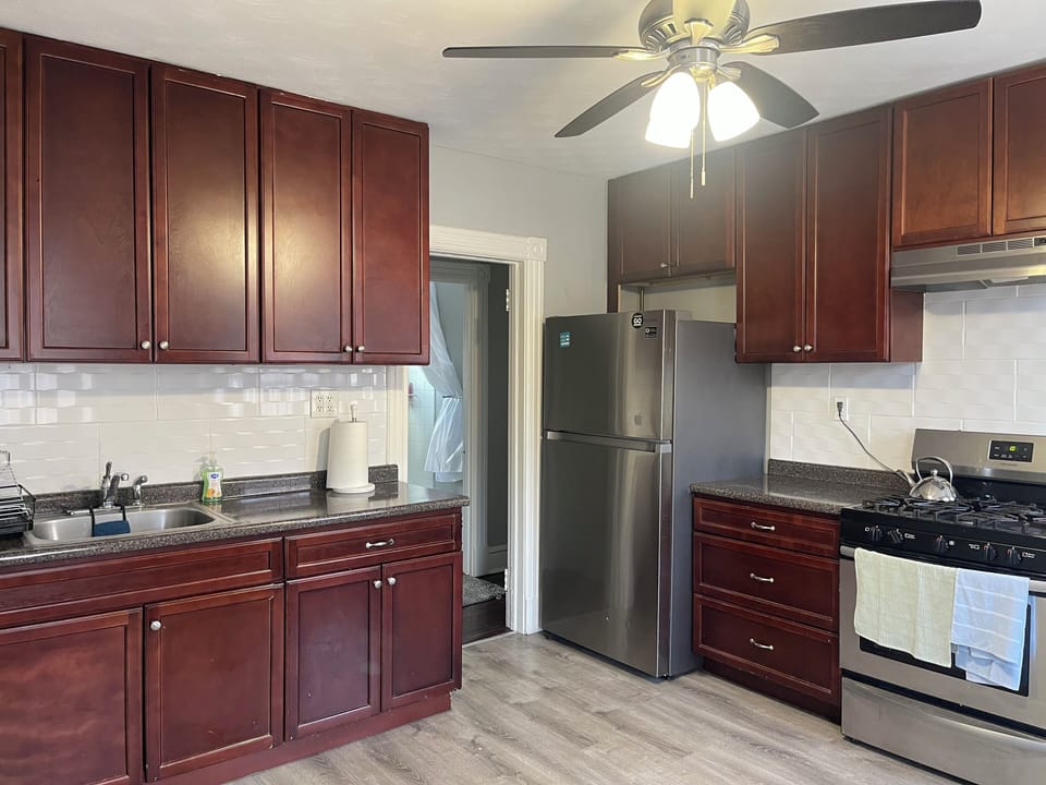 Clean, Bright, Comfortable living, close to Park, Hospital, Downtown, Highways. Apartment in New Britain