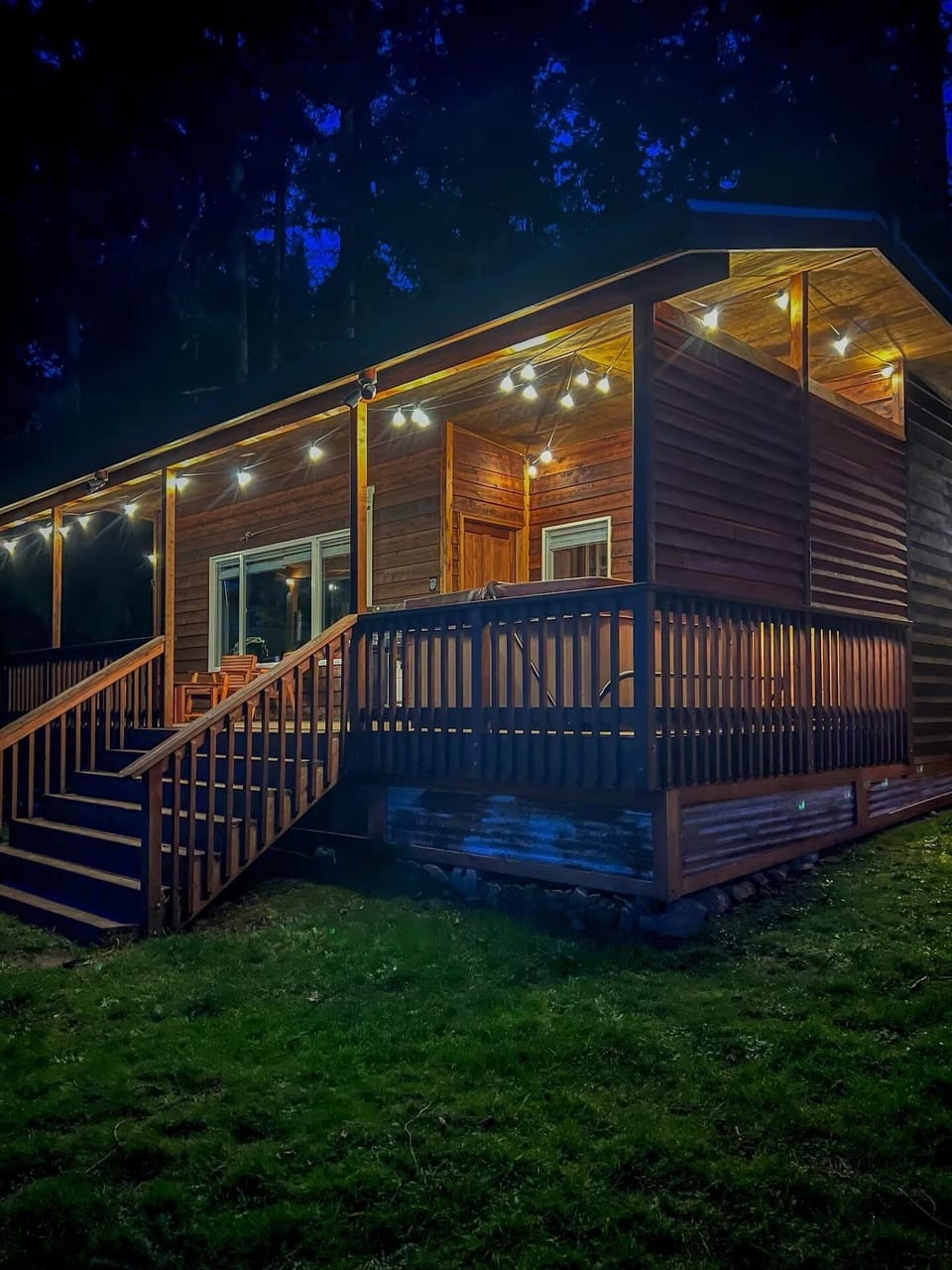 Silverlake Lake Front Cabin w/Hot Tub, Private Dock, Fishing, Kayaking & Firepit Cabin in Washington