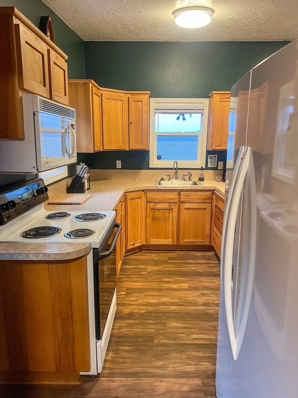 Silverlake Lake Front Cabin w/Hot Tub, Private Dock, Fishing, Kayaking & Firepit Cabin in Washington