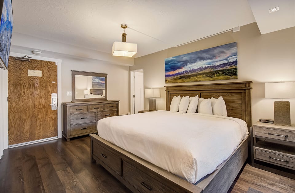 Bedroom / King Bed