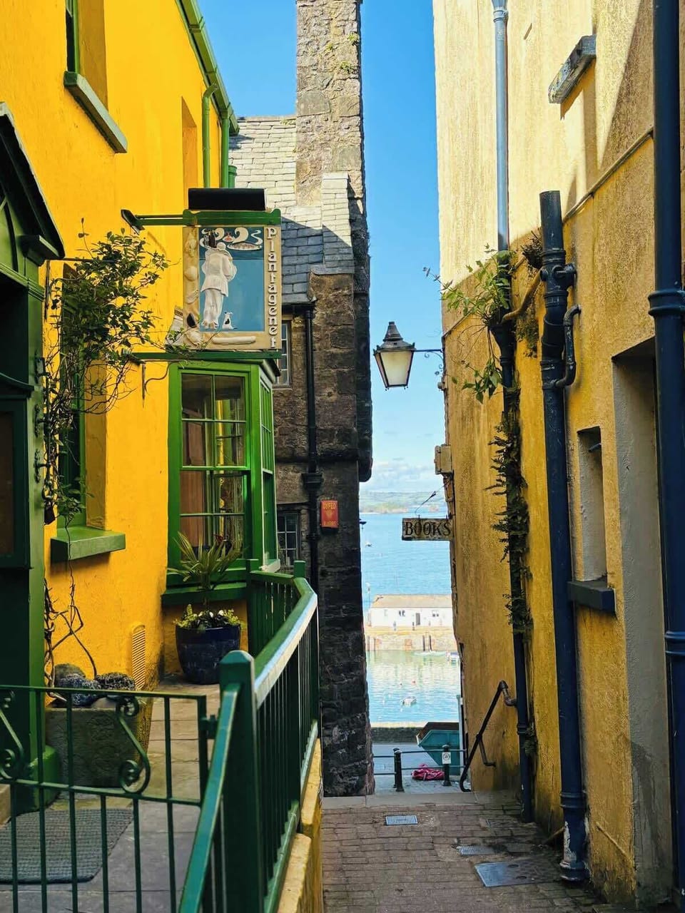 Step into the charm of the old town! Wander through picturesque streets and discover hidden gems. Your perfect base for exploring the stunning beauty of Pembrokeshire.