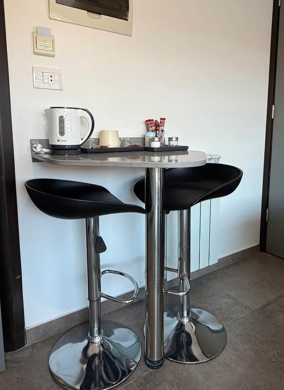 Dining & Morning Coffee Corner