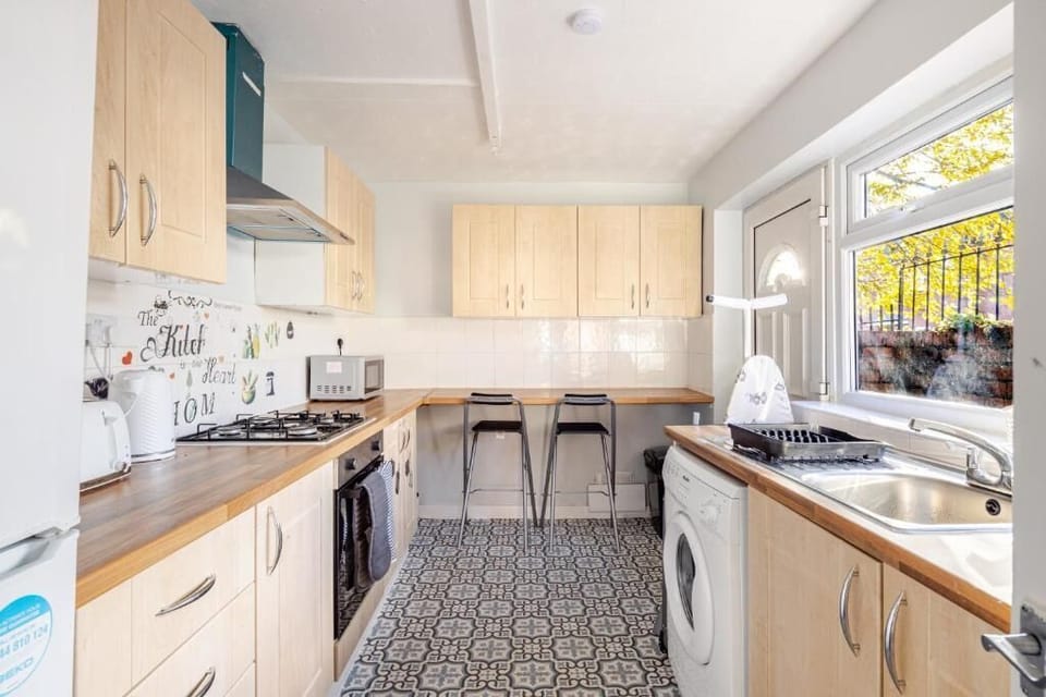 2 Bedroom House with Free Parking House in Manchester