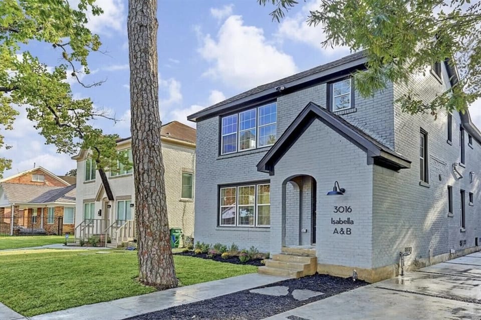 A charming private home on a quiet residential street, 10 minutes from Texas Medical Center. Your family`s home base during treatment.