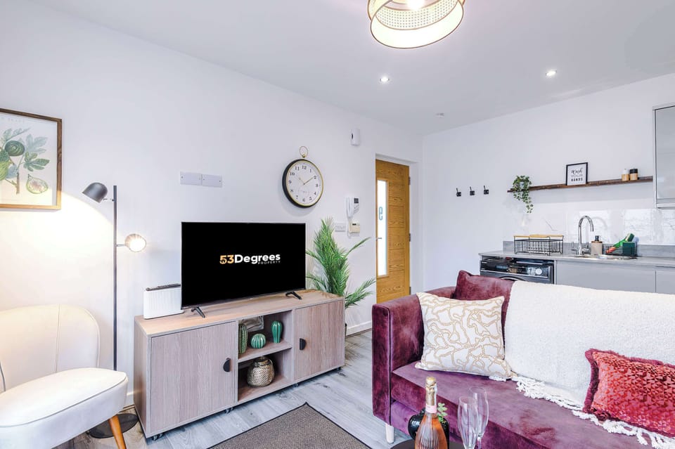 Relax in the stylish and open living room, with ample seating both inside and out on the balcony. The living room features a 40 inch SMART TV, perfect for enjoying a film together!