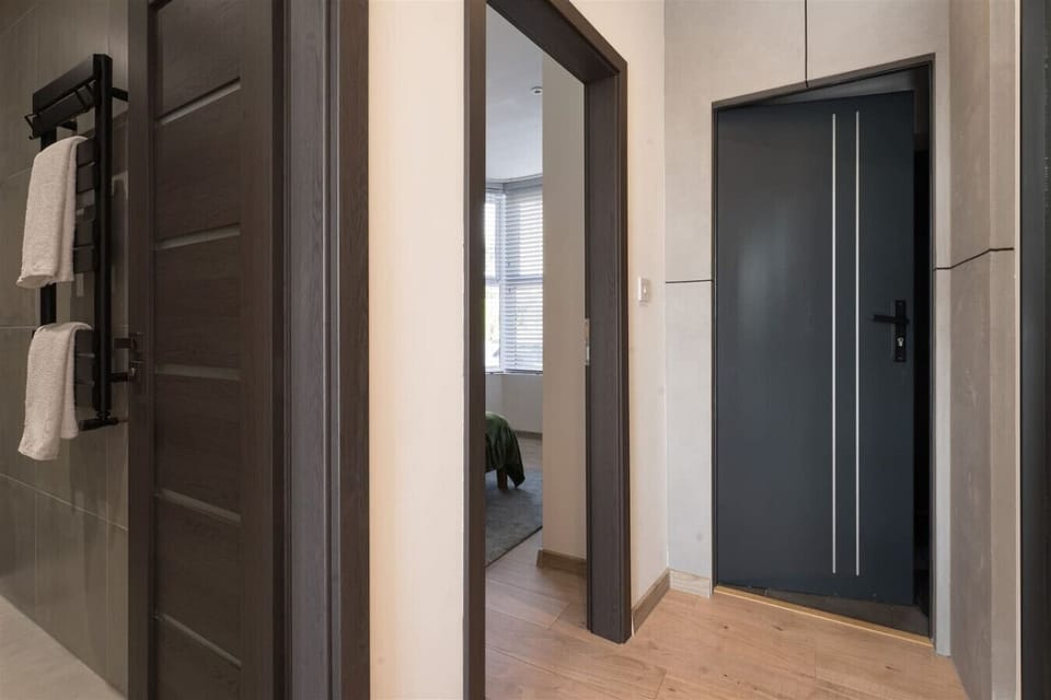 Riviera Residence | Sleeps 4 | Parking | Torquay Apartment in Torquay
