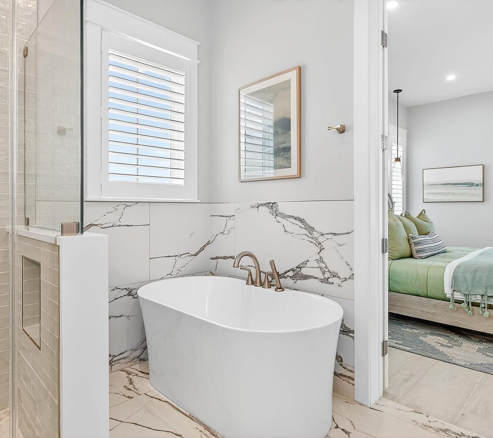 King Bathroom, 1st Floor