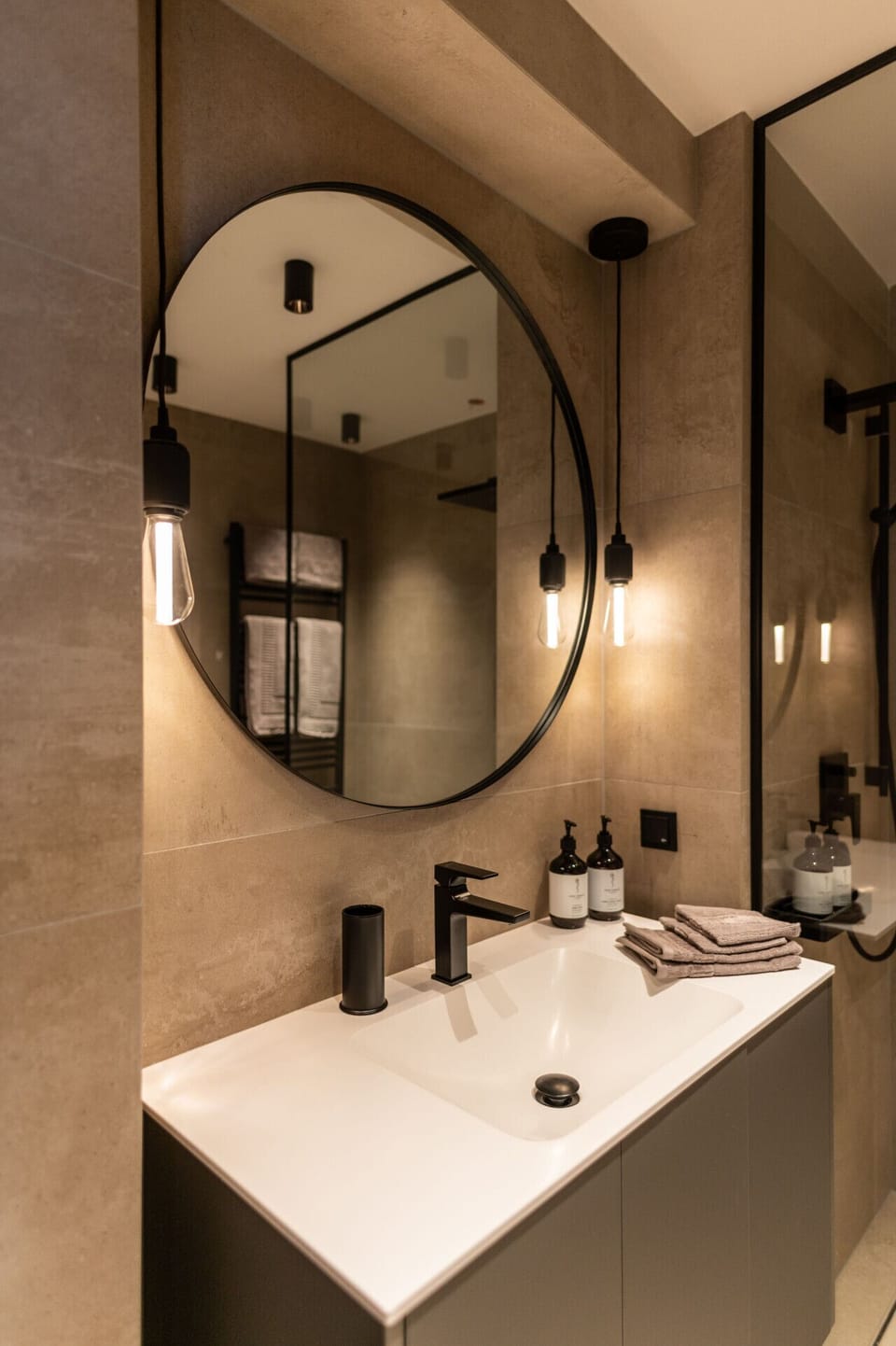 Modernes Badezimmer mit Waschbecken und Dusche