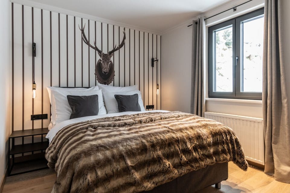 Schlafzimmer mit Doppelbett und Holzdetails.