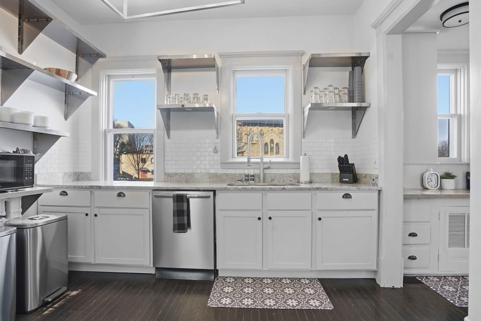 Your fully equipped kitchen features granite countertops, stainless steel appliances, and charming city views—perfect for creating memorable meals during your stay.