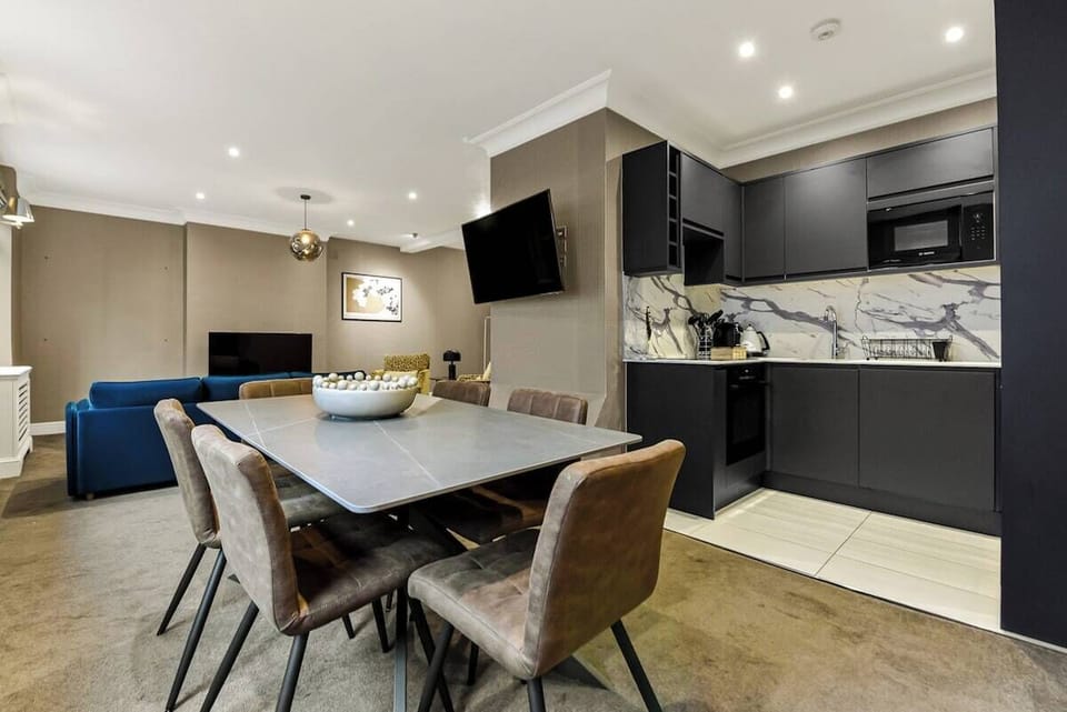 Dining area off kitchen