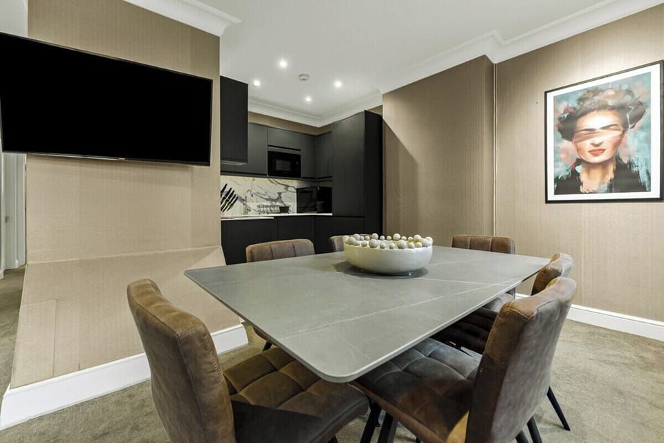 Dining area off kitchen