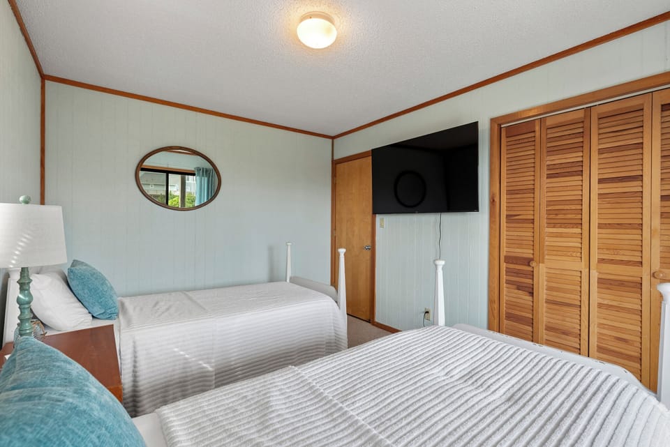 DU602: Sandhill Unit | Mid Level Bedroom 1