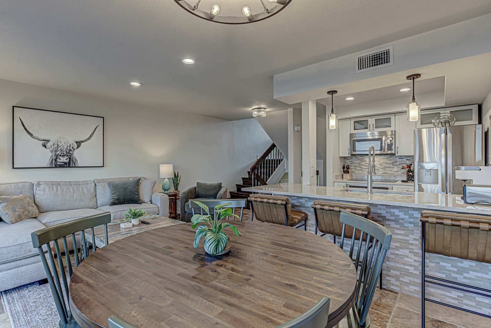 Waterside dining with lake views and sliding door access to the outdoor deck.