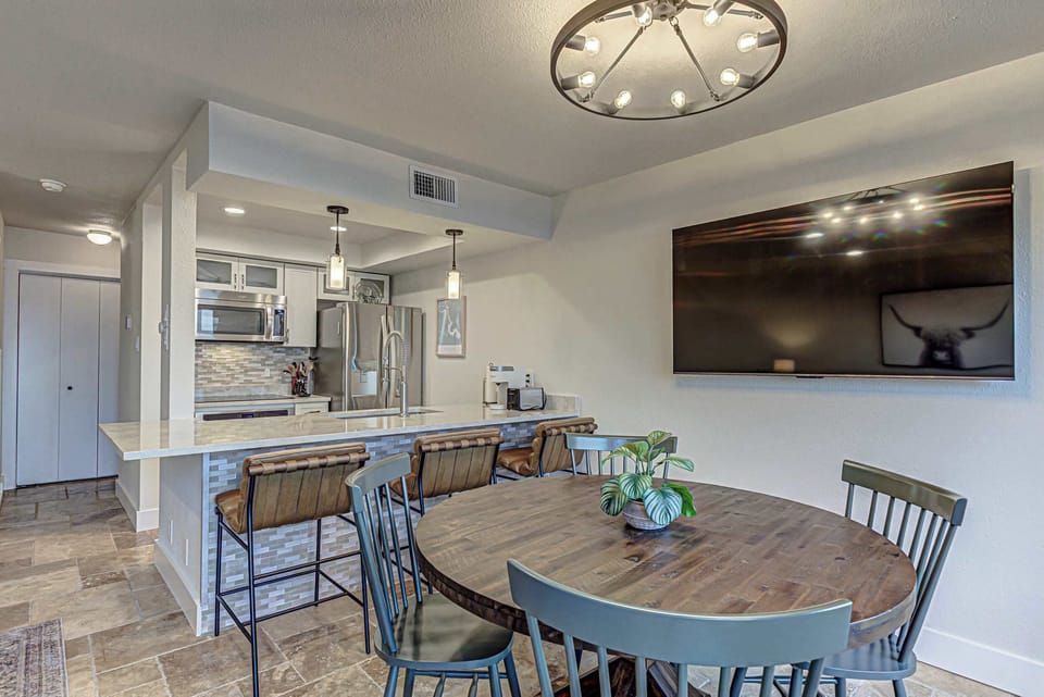 Waterside dining with lake views and sliding door access to the outdoor deck.