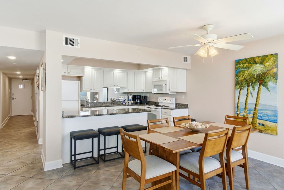 Kitchen/ Dining Area