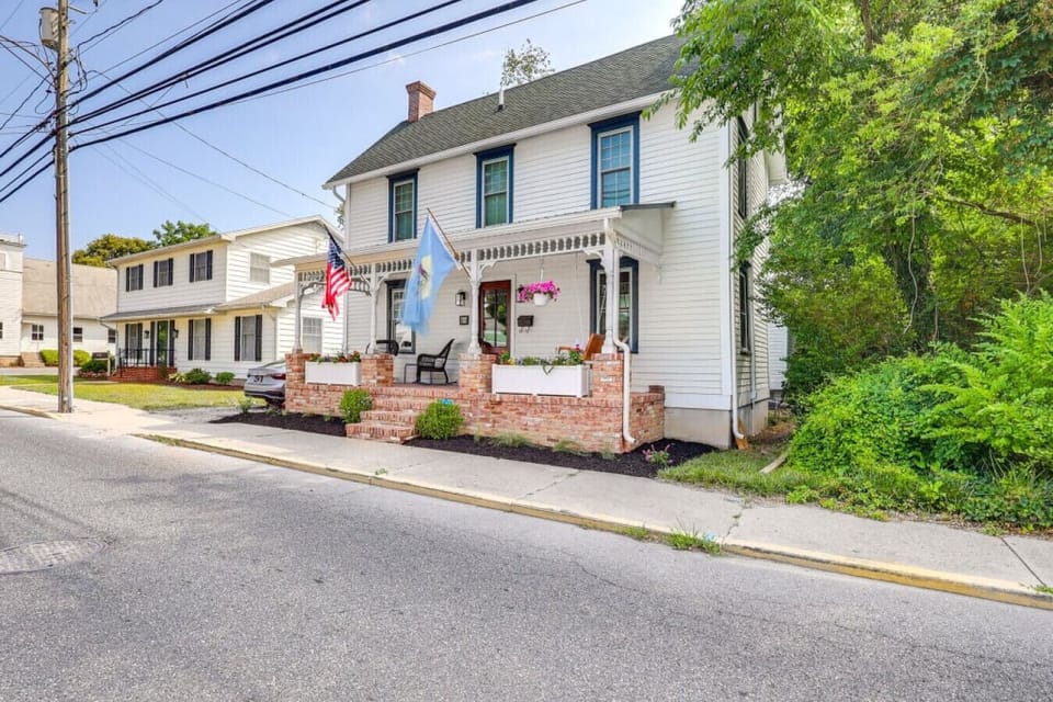 Exterior | Street View | Front Porch & Curb Appeal