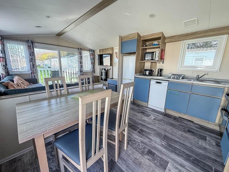 The kitchen / diner is the perfect place to start your day. Get the kettle on and settle around the table for a full cooked breakfast.
