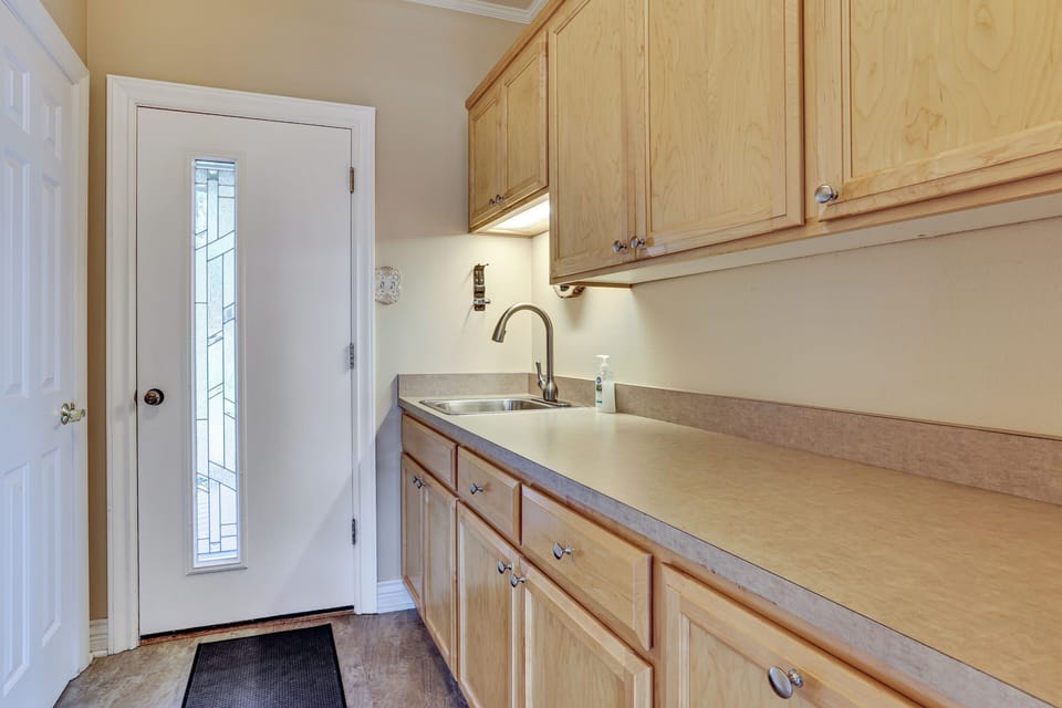 Wet Bar | Main Level