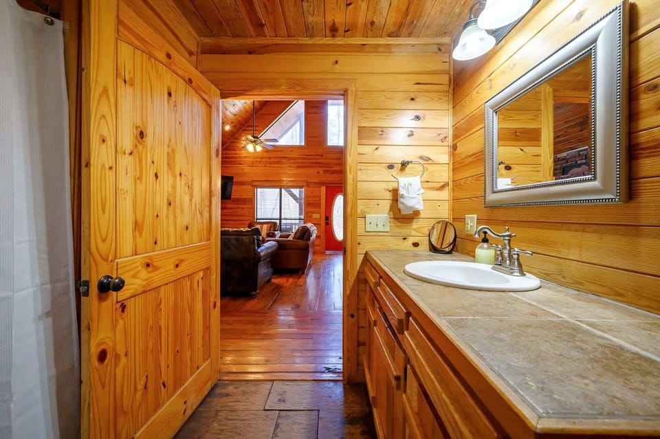 Shared ensuite with shower/tub combo 