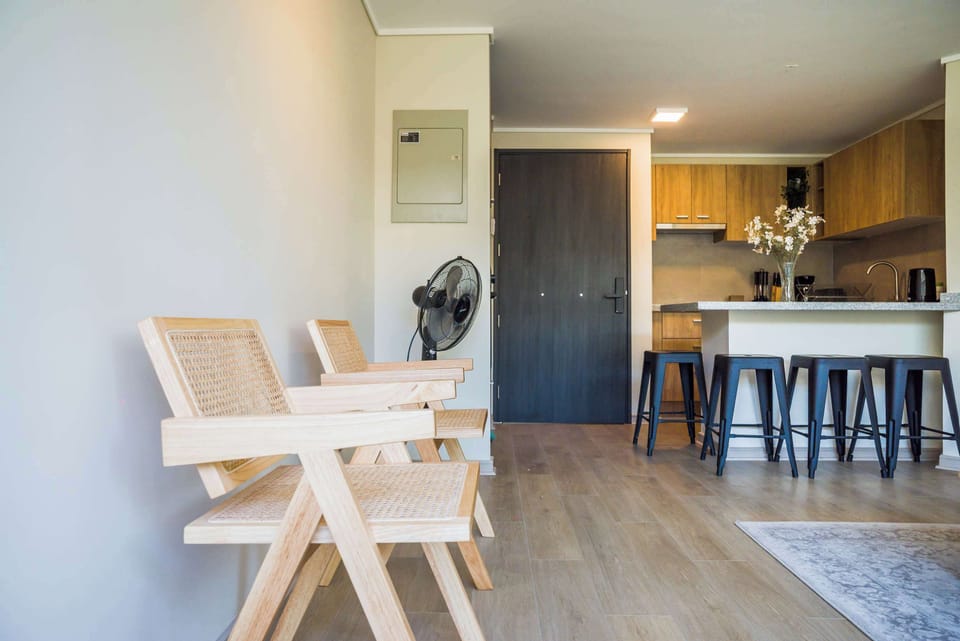 Experience modern comfort in this stylish living area with a sleek kitchen and ample seating.