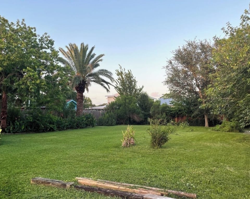 Cozy 2-bedroom cabin with large yard in charming San Leon Cabin in San Leon