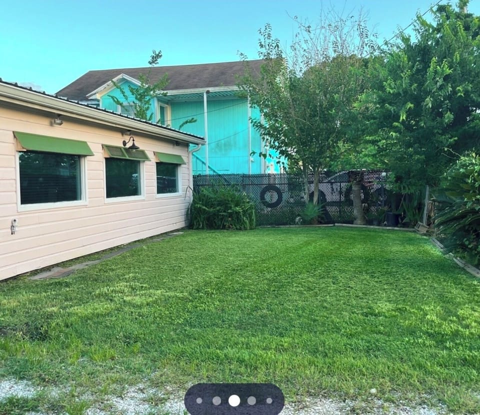 Cozy 2-bedroom cabin with large yard in charming San Leon Cabin in San Leon