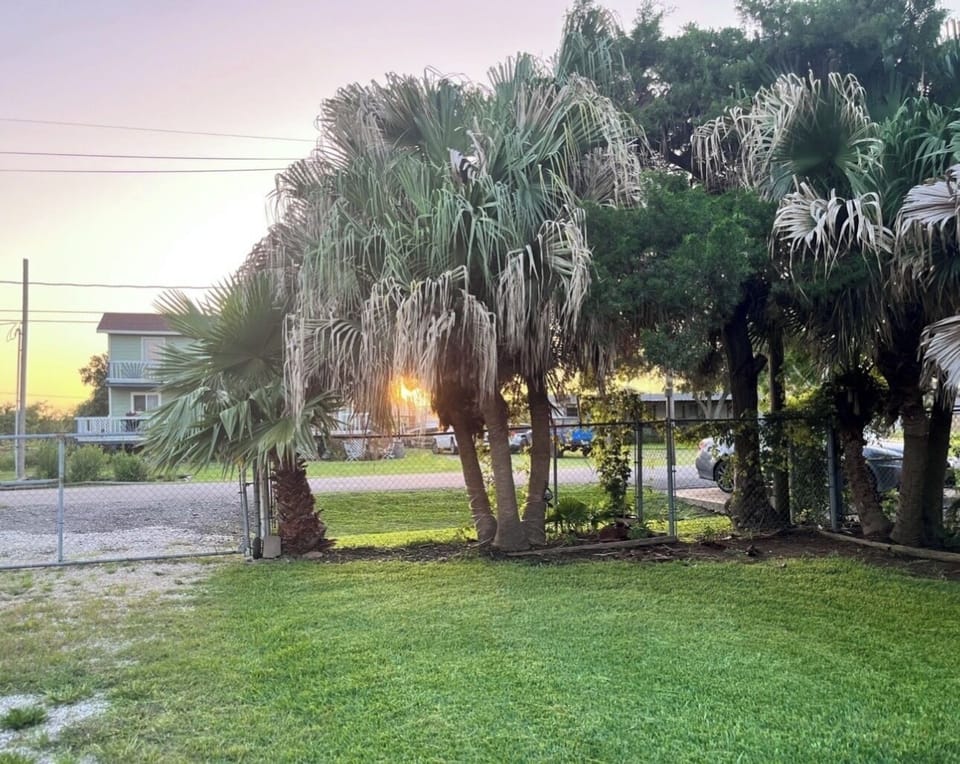 Cozy 2-bedroom cabin with large yard in charming San Leon Cabin in San Leon