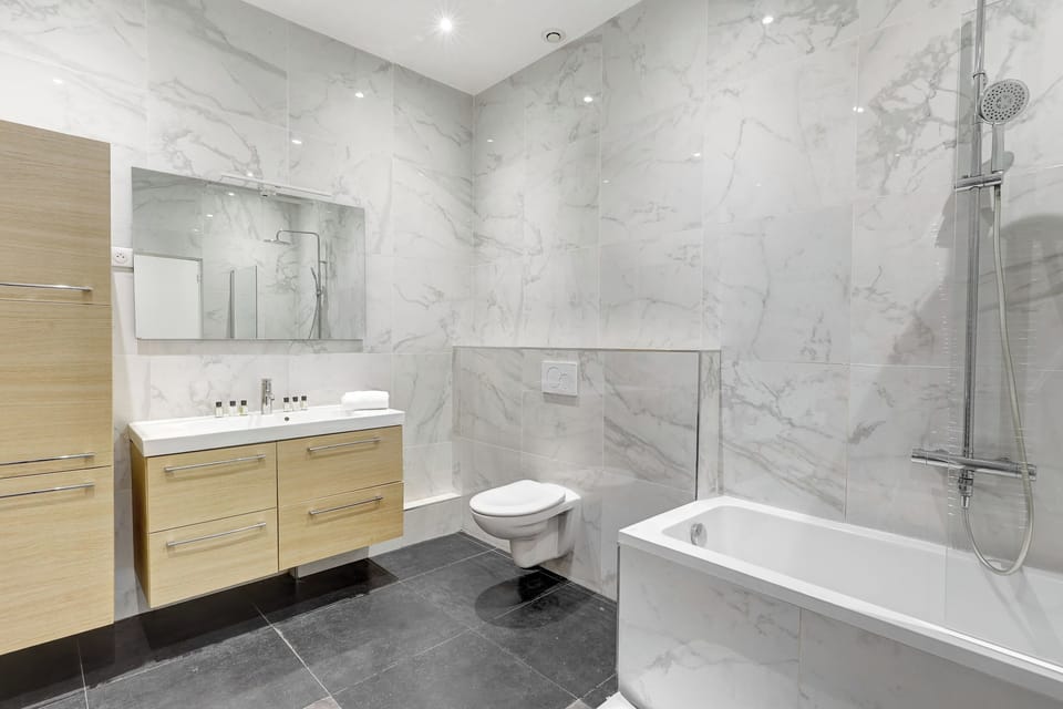 Découvrez une salle de bain moderne et élégante, conçue pour vous offrir un moment de détente notamment avec son bain et de bien-être absolu