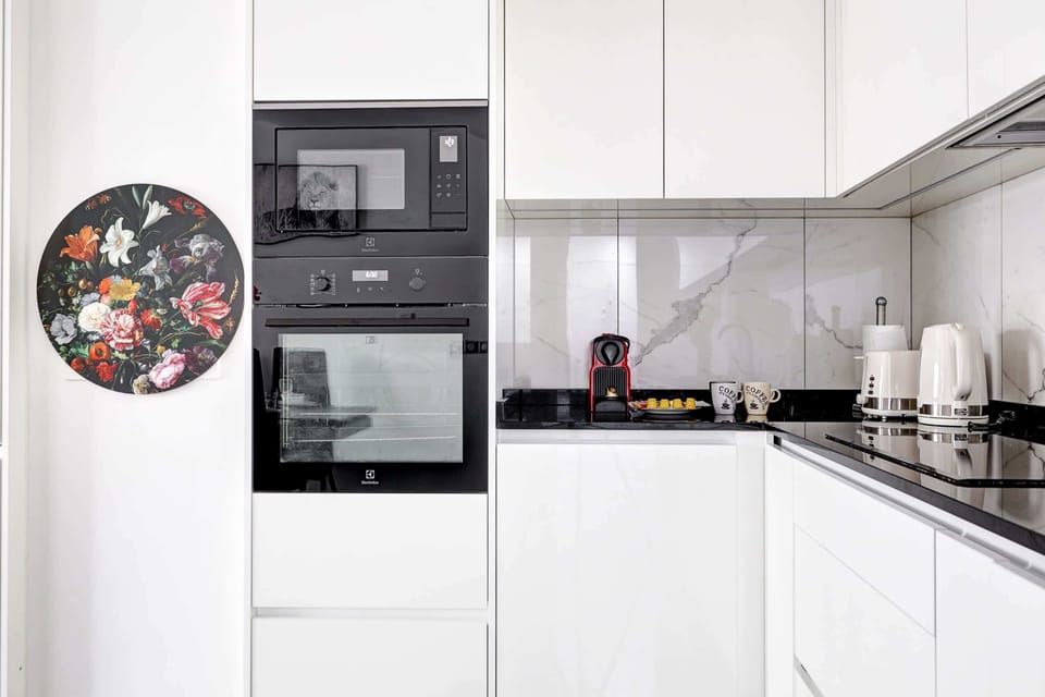 Cuisine équipée : Four, micro-ondes, plaque de cuisson, machine à café, bouilloire, grille-pain et ses rangements
