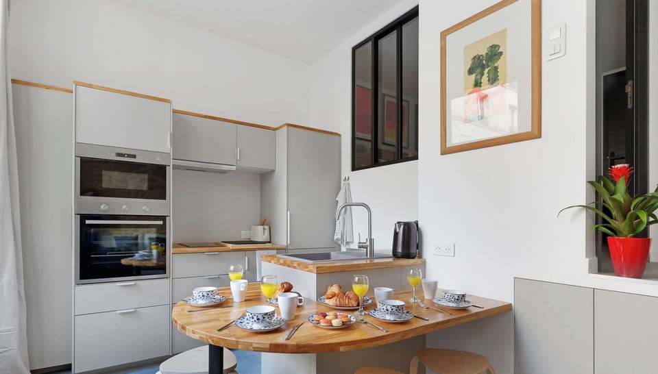 Cuisine entièrement équipée avec coin repas intérieur.