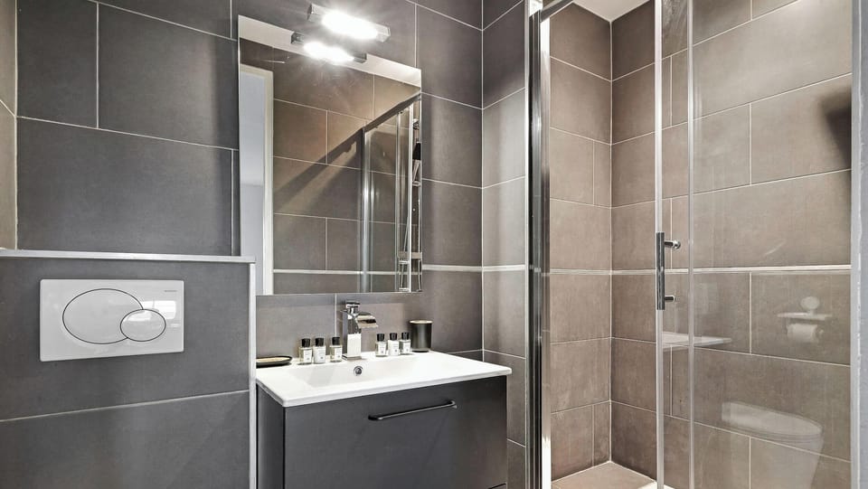 Salle d’eau moderne et fonctionnelle, pensée pour votre confort.