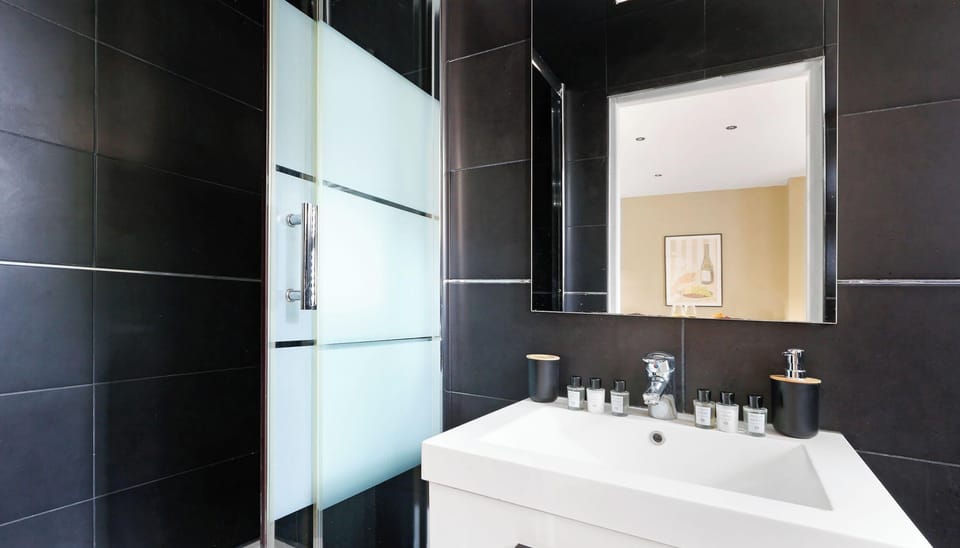 Salle d’eau moderne et fonctionnelle, pensée pour votre confort.