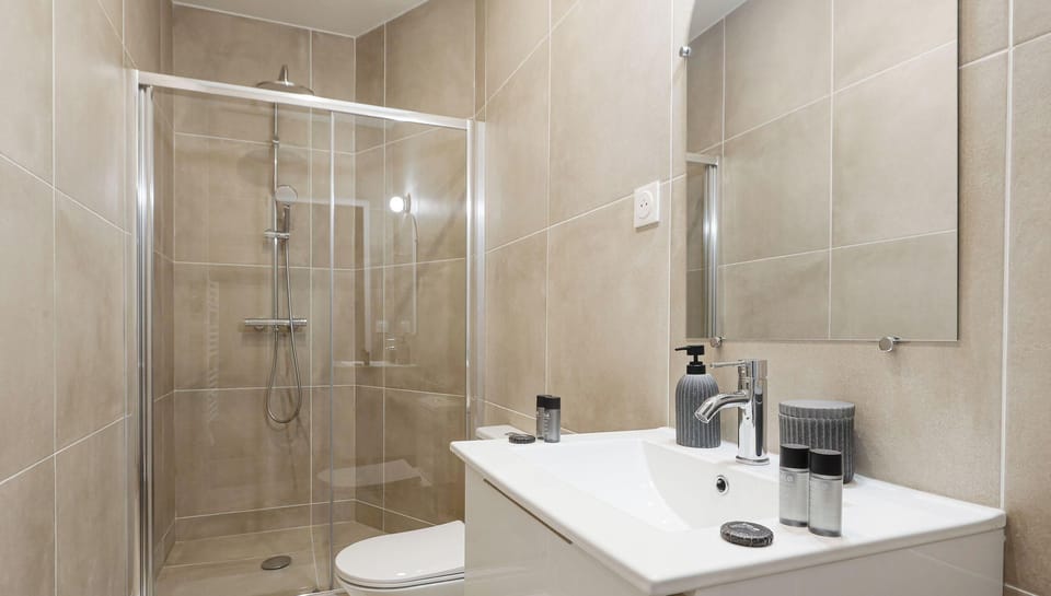 Découvrez une salle de bain moderne et élégante, conçue pour vous offrir un moment de détente et de bien-être absolu