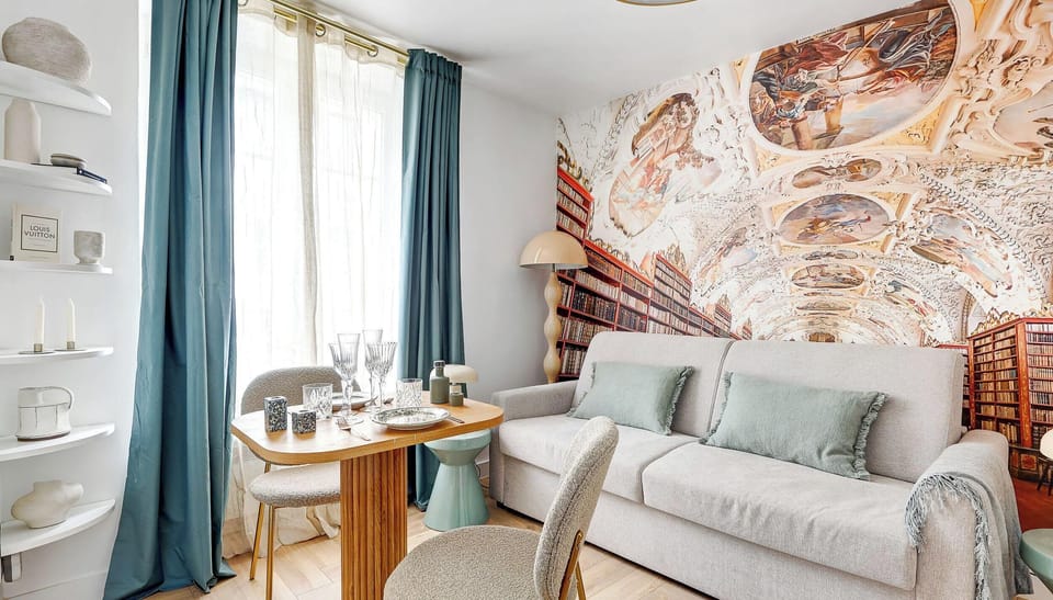 Coin repas : une petite table et deux chaises