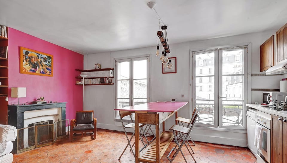 Coin repas dans un grand espace lumineux