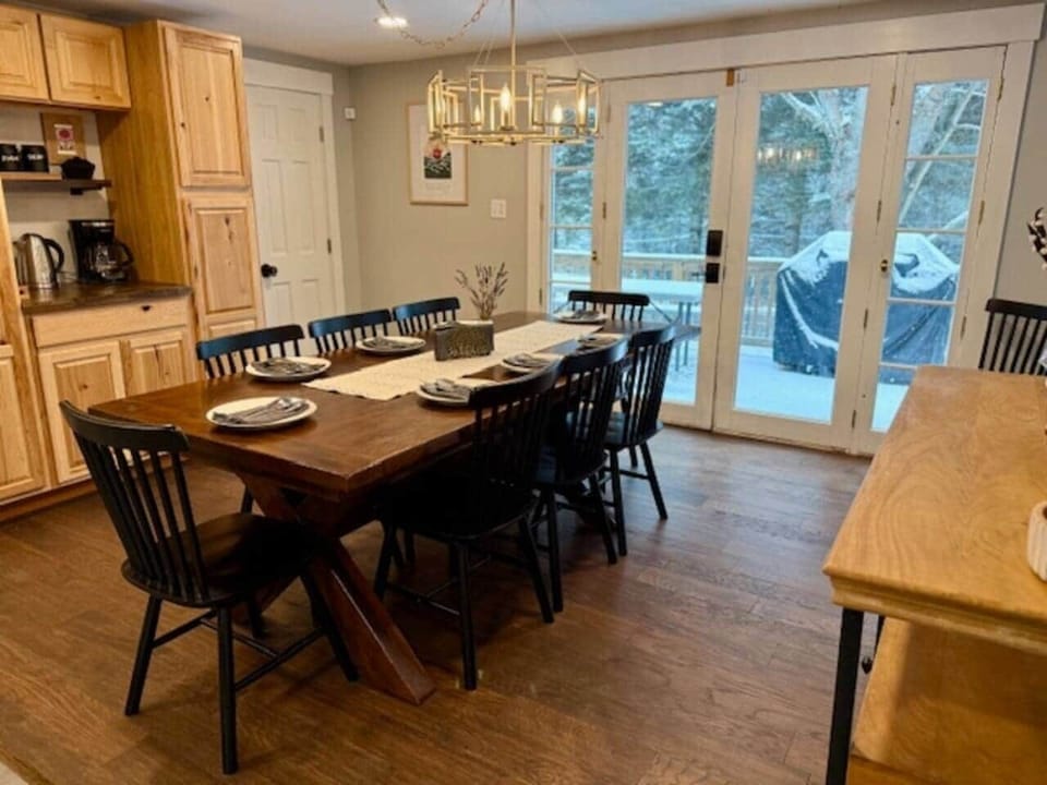 Coffee bar with coffee, decaf, and teas. Large pantry space for guests. 