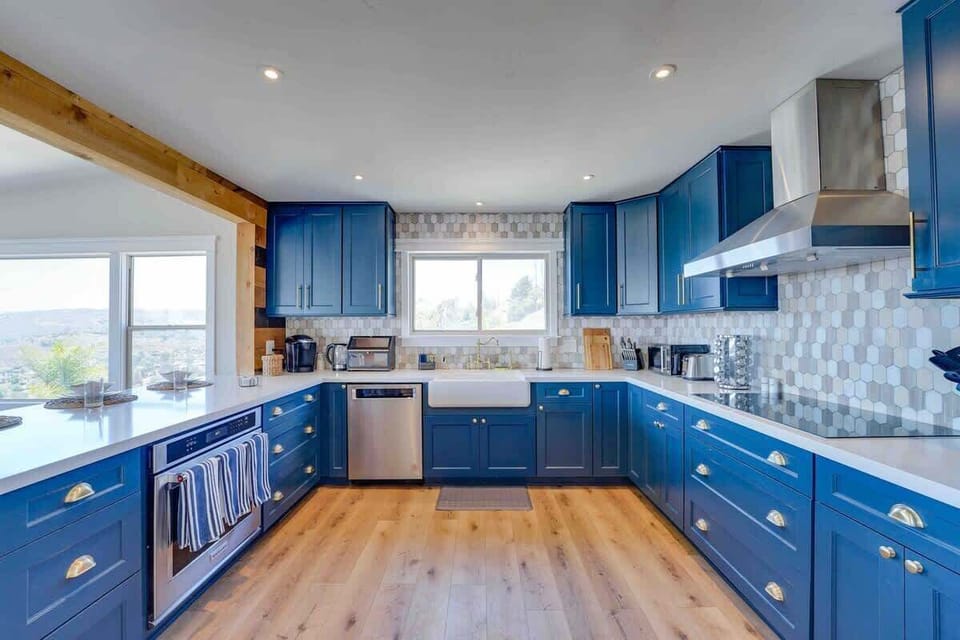 Dishwasher, oven, electric stove, key rig, water boiler, toaster, microwave, wine cooler, Blender ..etc 