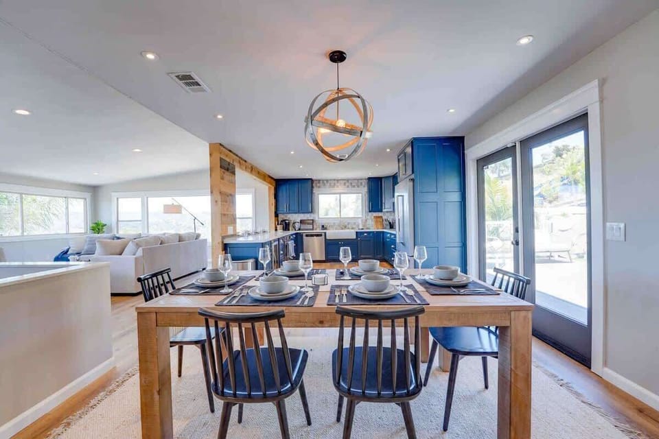 Dining area for 6+ guests