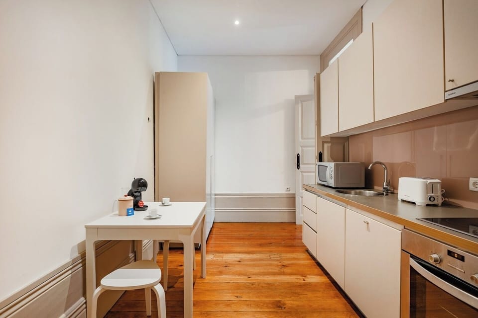 Fully equipped kitchen with dishwasher.