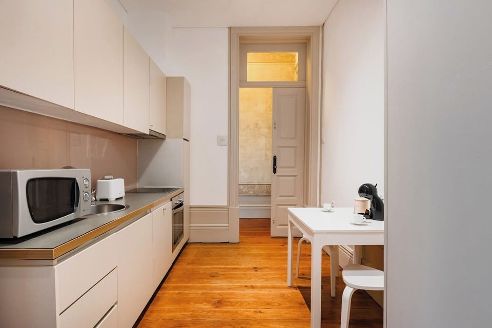 Fully equipped kitchen with dishwasher.