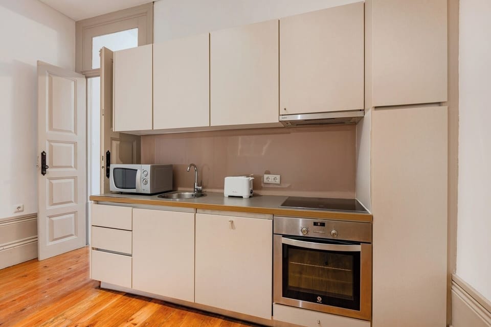 Fully equipped kitchen with dishwasher.
