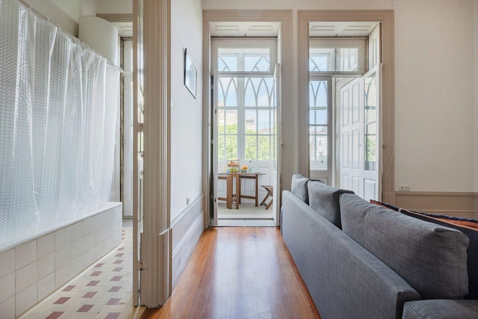 The living room features a cozy chaise-longue sofa-bed and a TV. Behind discreet doors, you’ll find a fully equipped kitchenette. 