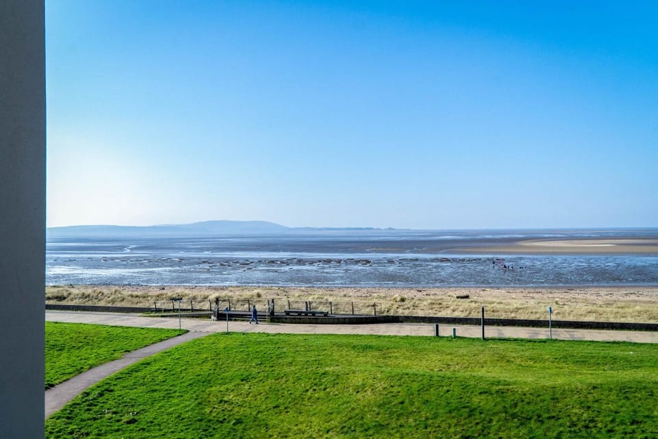 Ocean View - 2 Bedroom Apt - Llanelli (10103)