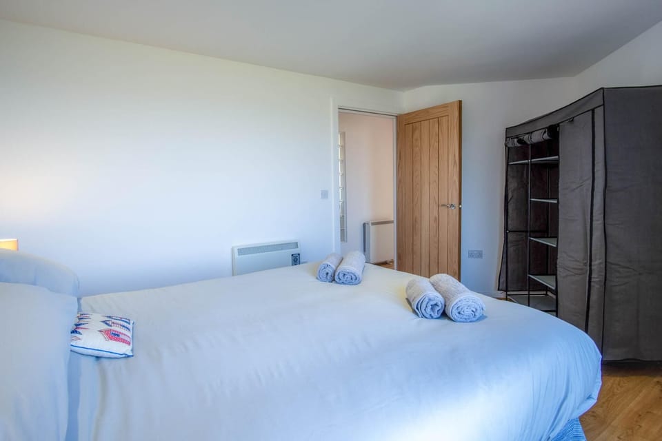 Ocean View - 2 Bedroom Apt - Llanelli (10080)