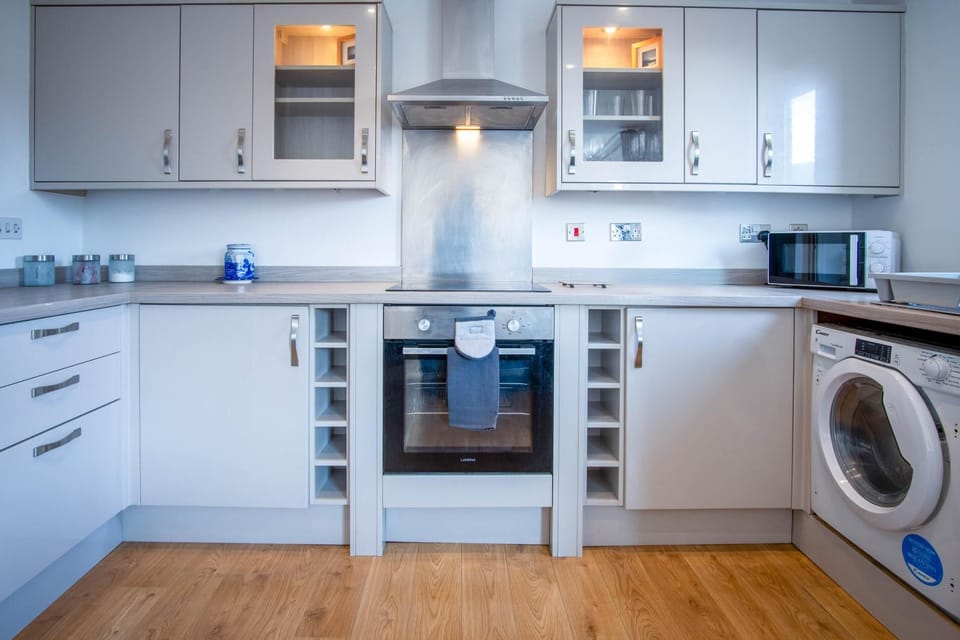 Ocean View - 2 Bedroom Apt - Llanelli (10094)