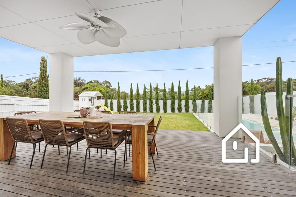 Outdoor dining for eight