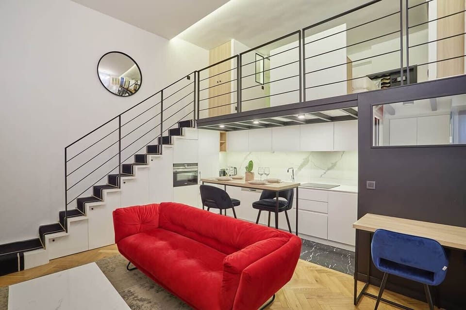 Salon avec cuisine américaine et coin bureau
